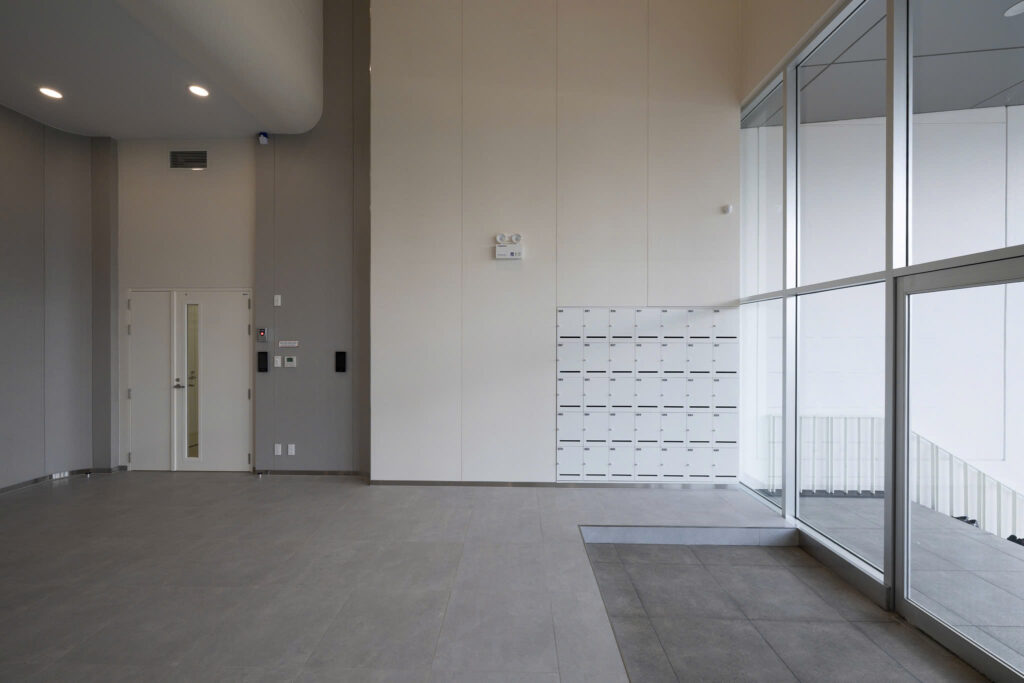 Sảnh chính nhà máy NIPPN Việt Nam – tủ locker và vách kính